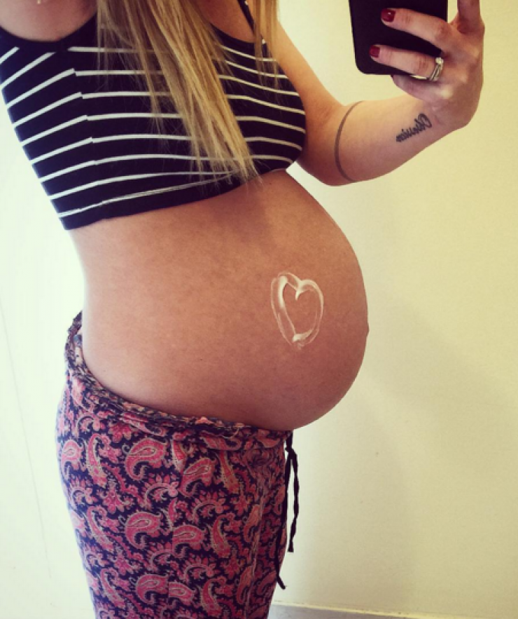 Η σύζυγος επώνυμου Έλληνα μας δείχνει την κοιλιά της λίγες μέρες πριν φέρει στον κόσμο το πρώτο τους μωρό!