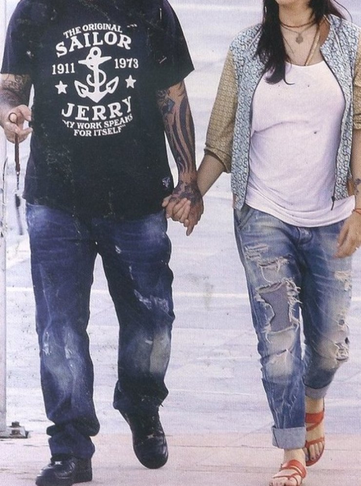 Η φουσκωμένη κοιλίτσα της συντρόφου επώνυμου Έλληνα!