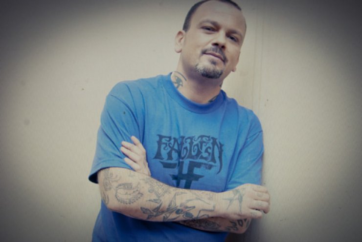 Δημήτρης Σκαρμούτσος: Τι έκανε όταν έπιασε την κοπέλα του στο κρεβάτι με άλλον;