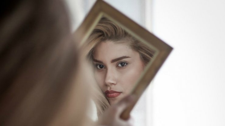 5 "κακές" καθημερινές συνήθειες που καταστρέφουν το δέρμα μας