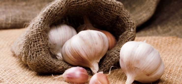 Το μυστικό για να απαλλαγείτε από την κακοσμία του σκόρδου