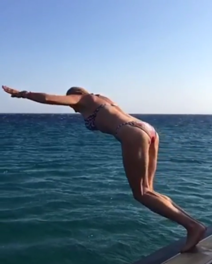 Ελληνίδα παρουσιάστρια κάνει βουτιά με μικροσκοπικό μαγιό και “κολάζει” το instagram!