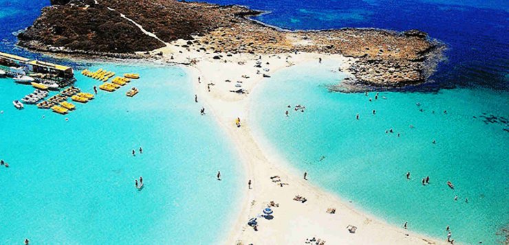 50 ευρώ το χρόνο για μια ομπρέλα και δυο κρεβατάκια στην Αγία Νάπα 