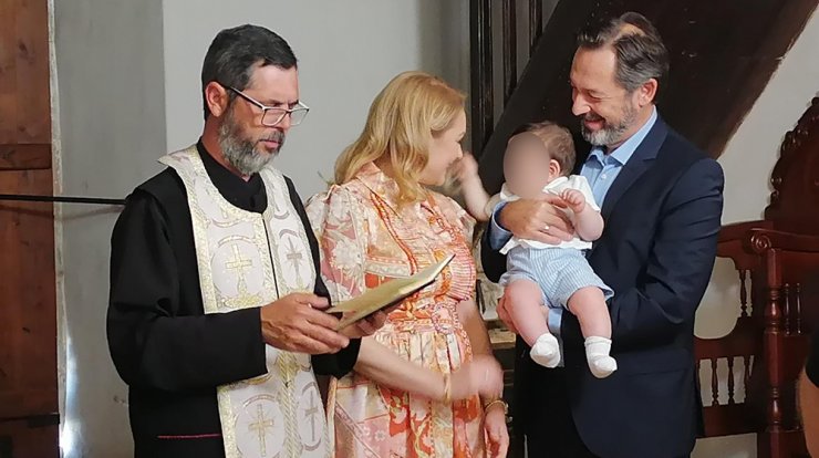 Αχιλλέας Γραμματικόπουλος – Μιράντα Γιατρού: Λάμπουν από ευτυχία αγκαλιά με το βαφτιστήρι τους