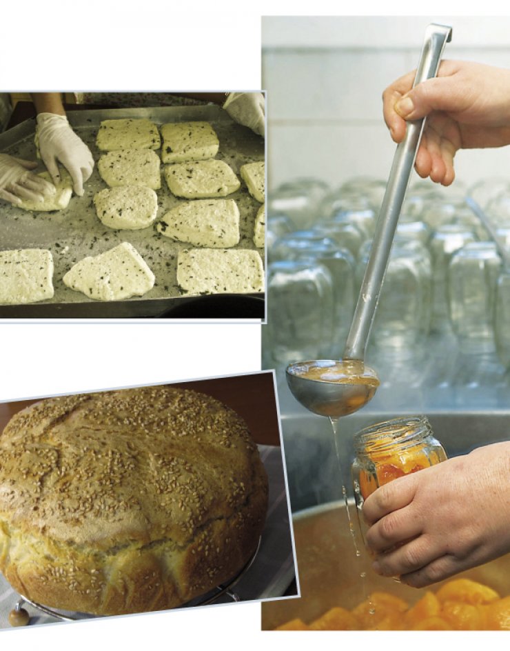 Παραδοσιακά εδέσματα σε ένα φεστιβάλ στην Κοράκου