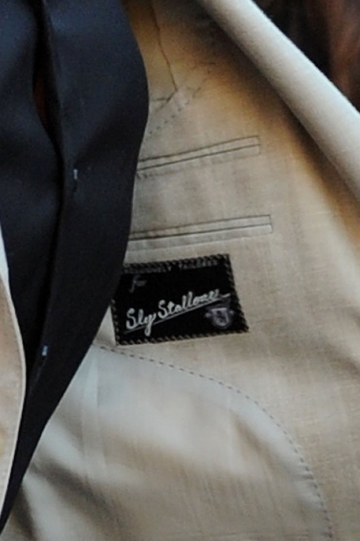 Μέχρι και κοστούμια με το όνομά του φοράει [εικόνες]