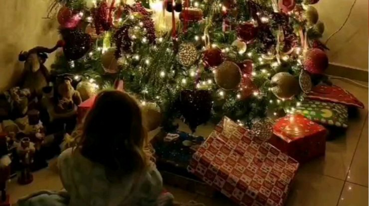 Η πιο όμορφη εικόνα της κορούλας επώνυμης Κύπριας μπροστά από το χριστουγεννιάτικό τους δέντρο! 