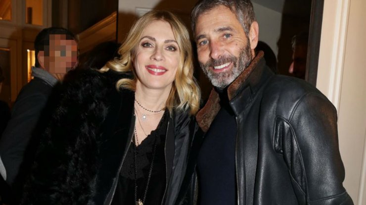 Θοδωρής Αθερίδης: Δείτε τον να βάφει τα μαλλιά της Σμαράγδας Καρύδη στο σπίτι! [εικόνες]