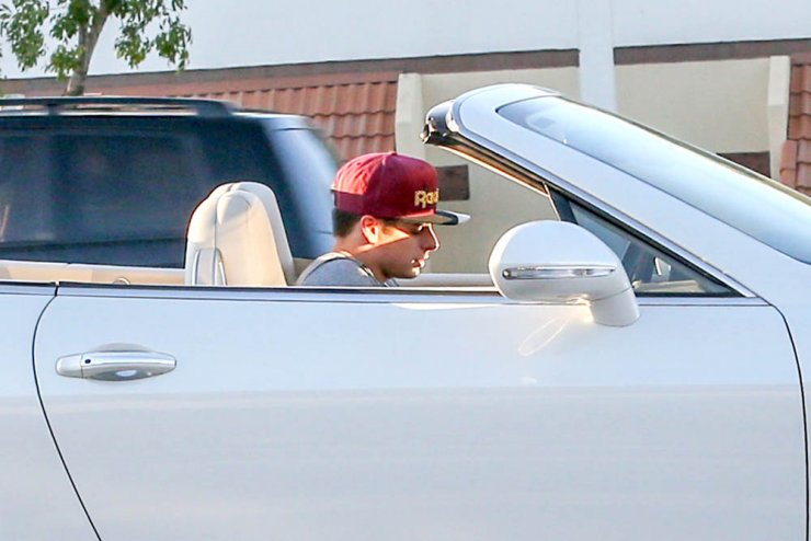 Βόλτα με το πανάκριβο αυτοκίνητο της συντρόφου του…