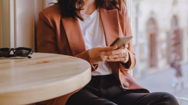 Ο τρόπος που κρατάς το κινητό σου δείχνει πολλά για την προσωπικότητά σου