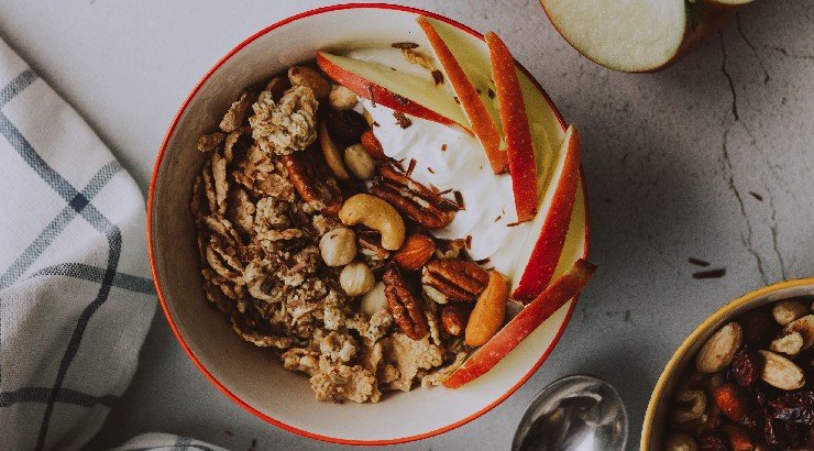 4 συνδυασμοί snack για το γραφείο που βοηθούν στην απώλεια βάρους!