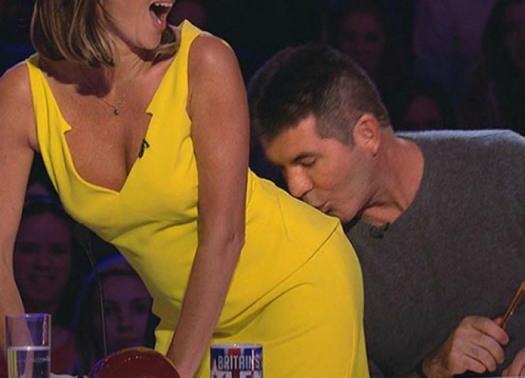 Ποια φίλησε ο Σάιμον Κόουελ στον πισινό;