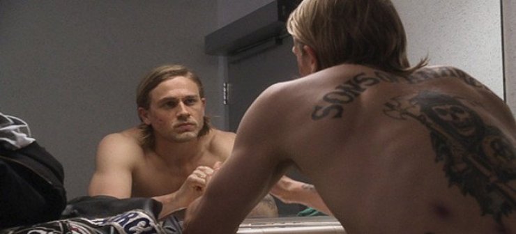 Charlie Hunnam: Aν στα 18 μου κατάφερα να κάνω sex με άντρα στην τηλεόραση, σίγουρα στα 33 μπορώ με γυναίκα στο σινεμά!