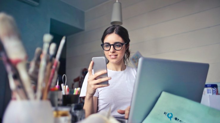 Πέντε singles μας απαντούν γιατί εξακολουθούν να συνδέονται στα social media με τους πρώην τους!