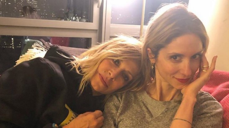 Σοφία Καρβέλα: Ποζάρει στην πισίνα του σπιτιού της Άννας Βίσση στην Εκάλη