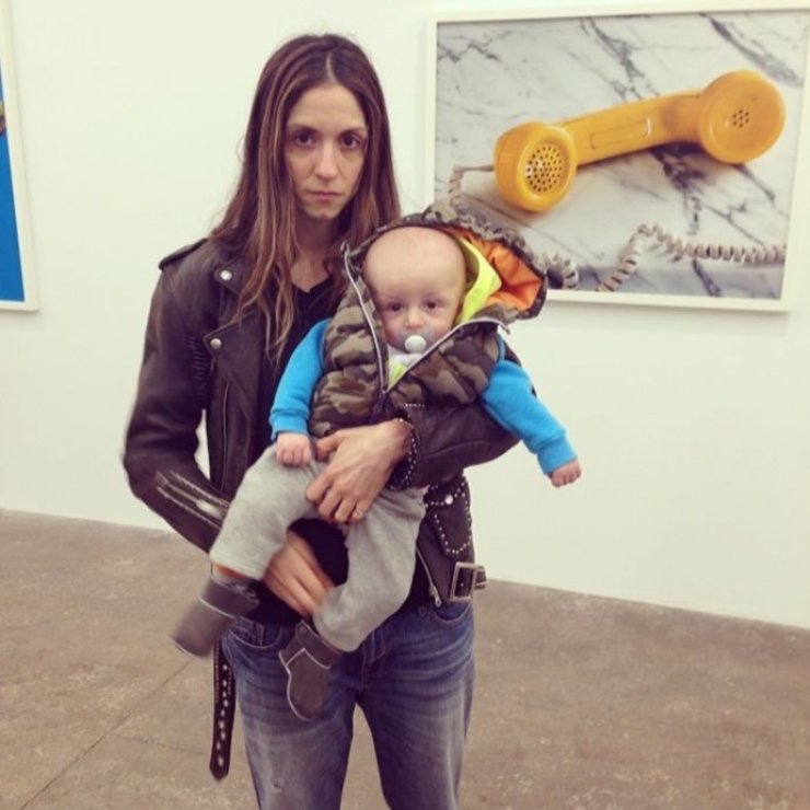 Η Σοφία Καρβέλα με τον γιο της στον παιδότοπο