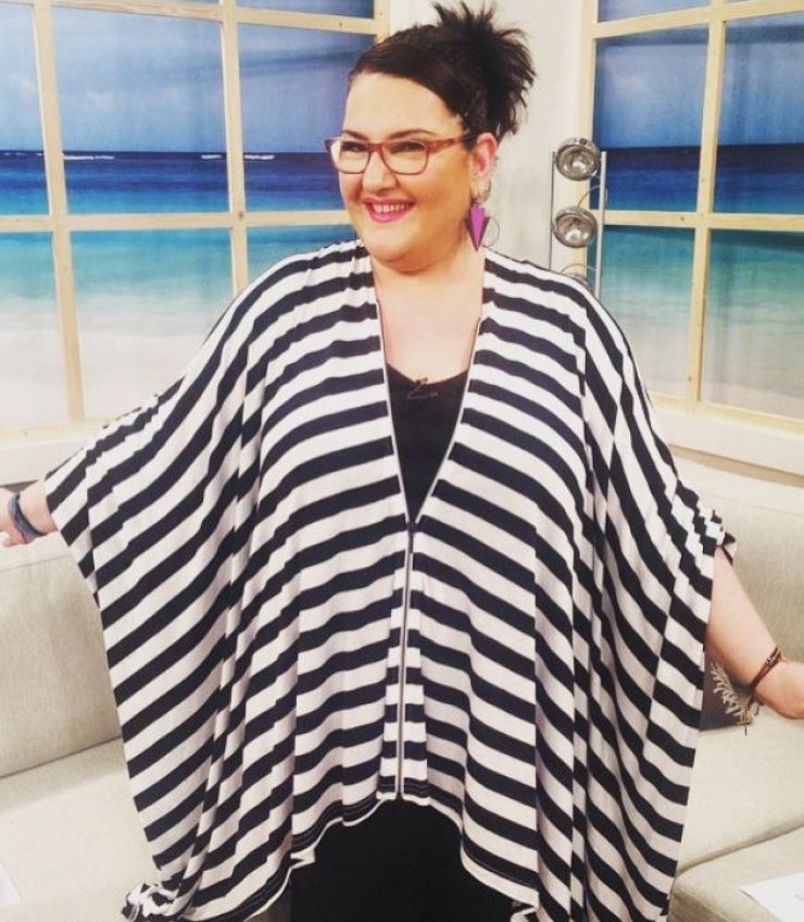 Ακομπλεξάριστη! Η Σοφία Βογιατζάκη φοράει ολόσωμο μαγιό και κάνει βουτιά στην πισίνα!