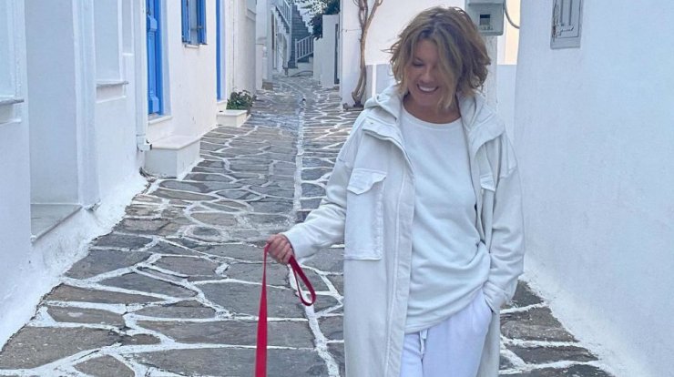 Σοφία Αλιμπέρτη: Δείτε την να φωτογραφίζεται σε χριστουγεννιάτικη διάθεση [εικόνες]