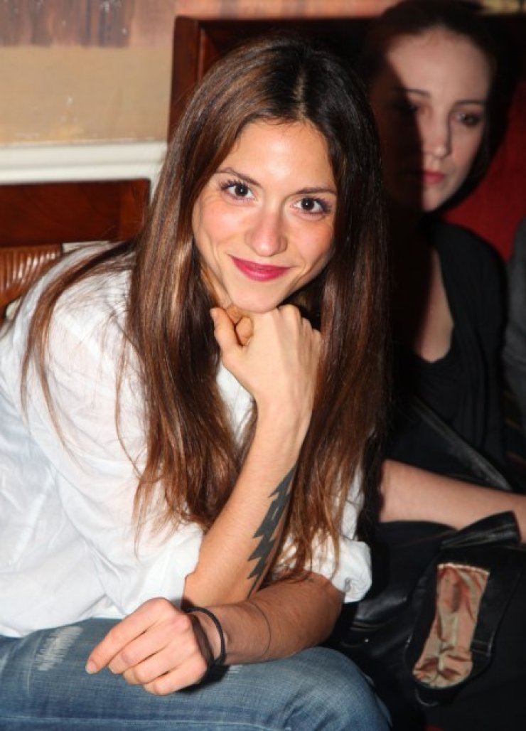 Δείτε την εγκυμονούσα Σοφία Καρβέλα αγκαλιά με την γιαγιά της