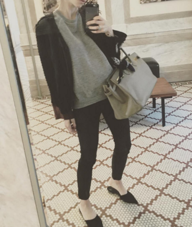 Επώνυμη Κύπρια μας δείχνει τη φουσκωμένη της κοιλίτσα!