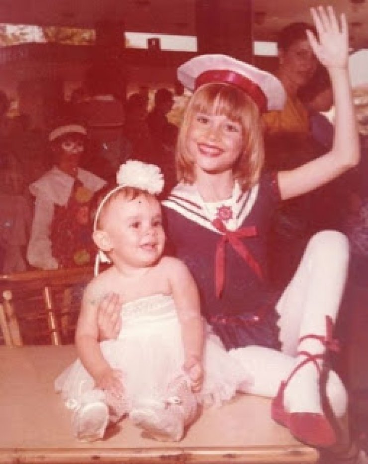 Δείτε ποια διάσημη ηθοποιός ντυνόταν μικρή "Αλίκη στο ναυτικό"