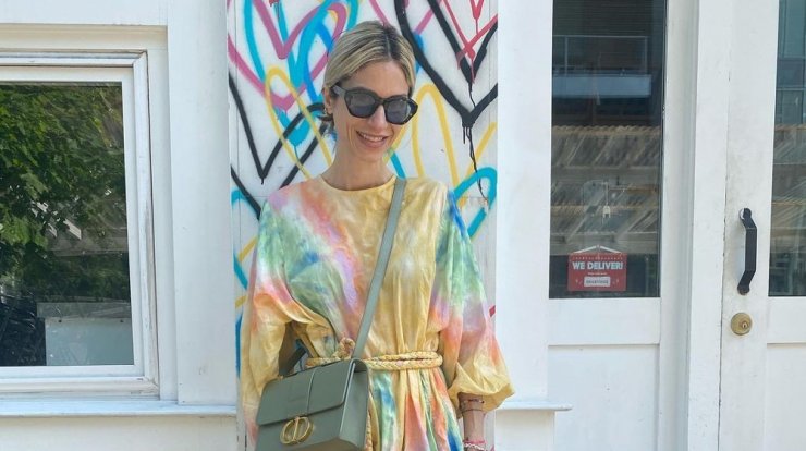 Summer suit: Το ριγέ κοστούμι της Σοφίας Καρβέλα