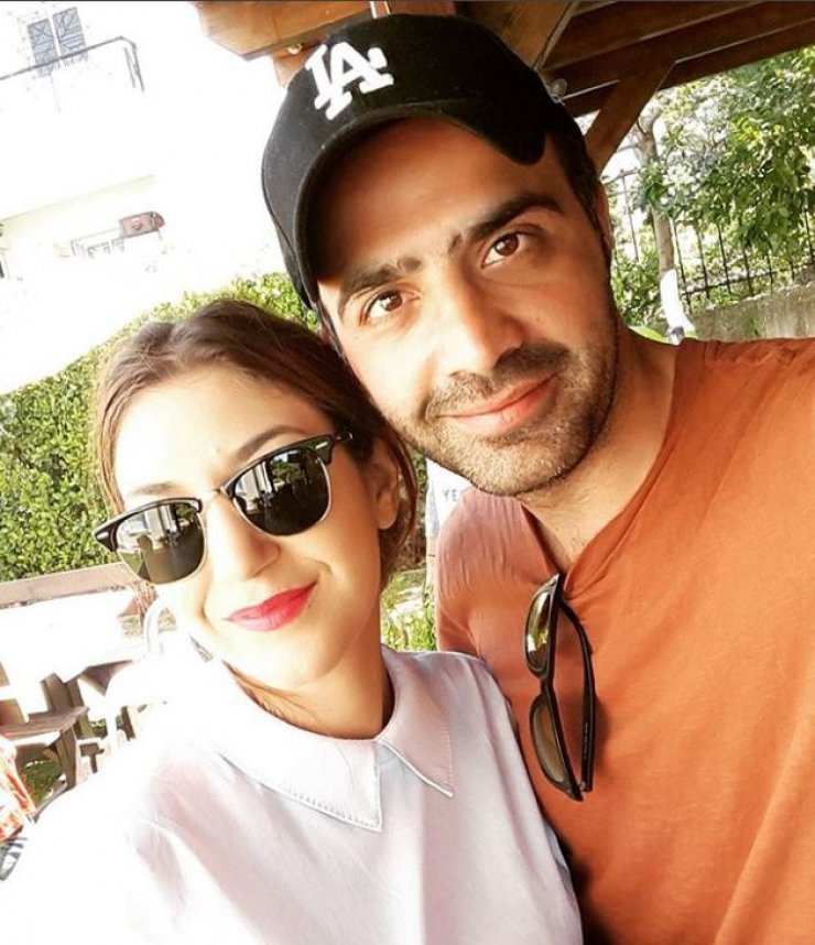 Μιχάλης Σοφοκλέους - Πάνυ Ιακώβου: Οι ρομαντικές διακοπές του ζευγαριού στη Σαντορίνη