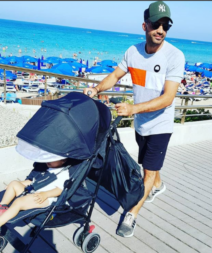 Απίστευτο! Δείτε τι έκανε ο Μιχάλης Σοφοκλέους με το γιο του και το παιδικό καροτσάκι του [βίντεο]