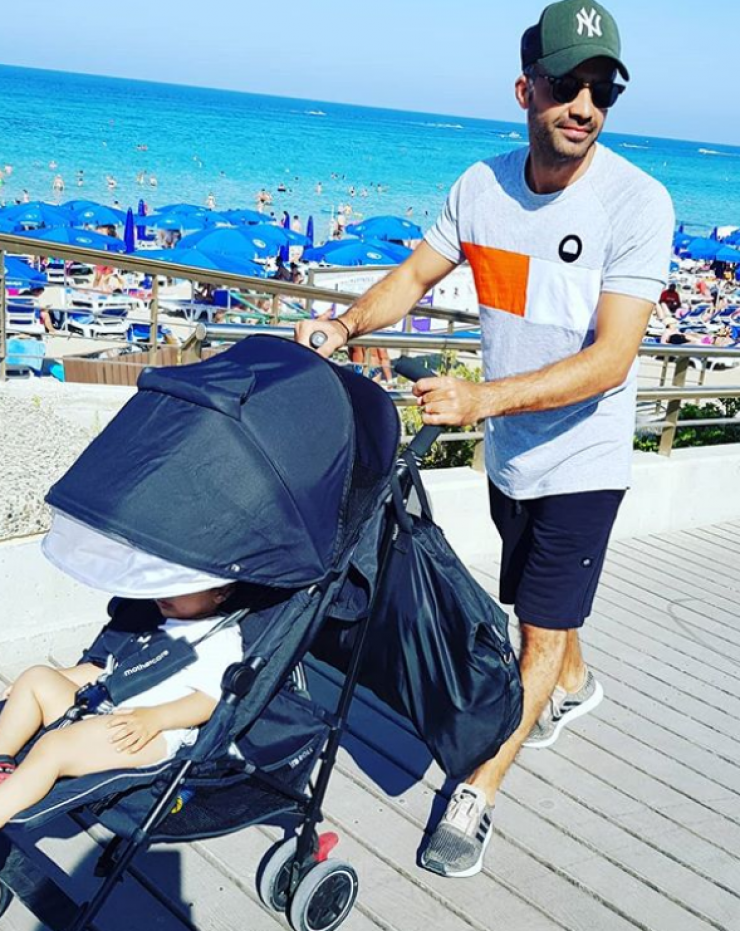 Ο πιο cool μπαμπάς! Δείτε το Μιχάλη Σοφοκλέους να σπρώχνει το παιδικό καρότσι του γιου του… χορεύοντας! [βίντεο]