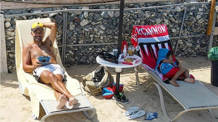 Δεν θα  πιστεύετε πως πήγε στην παραλία ο γιος του Μιχάλη Σοφοκλέους [βίντεο]