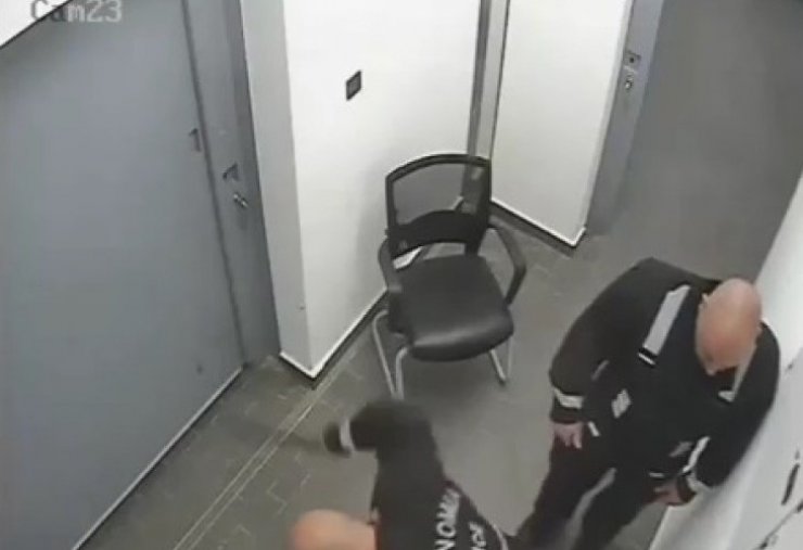 Σοκ και αποτροπιασμός για ξυλοδαρμό νεαρού από αστυνομικούς