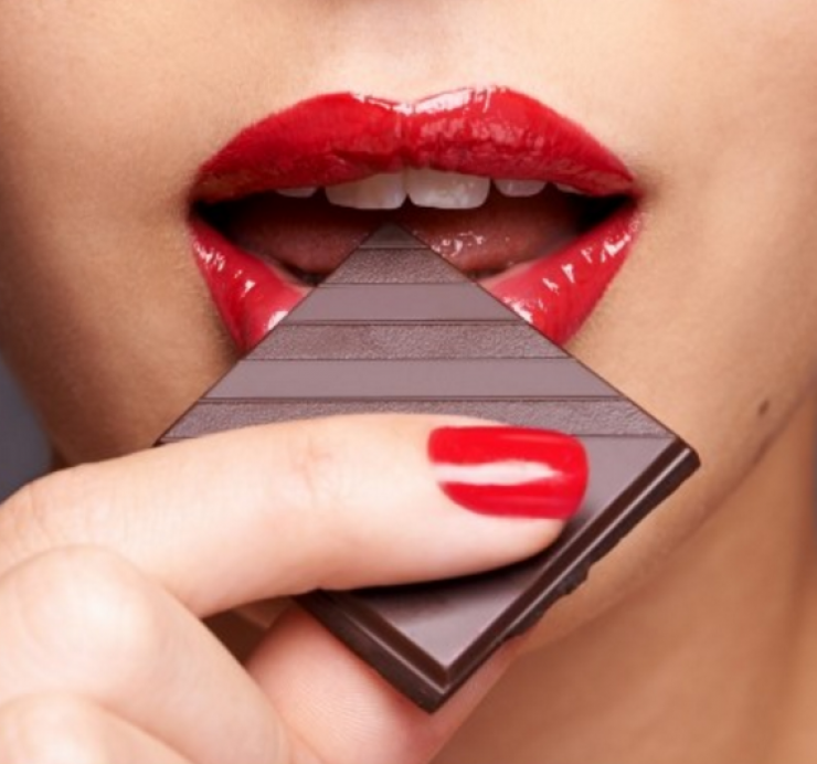 Αυτός είναι ο λόγος που τρώμε σοκολάτα λίγο πριν την περίοδο!