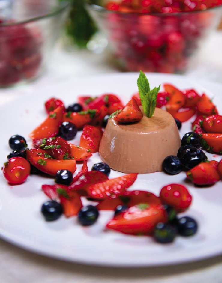 Σοκολατένια πανακότα με κόκκινα φρούτα