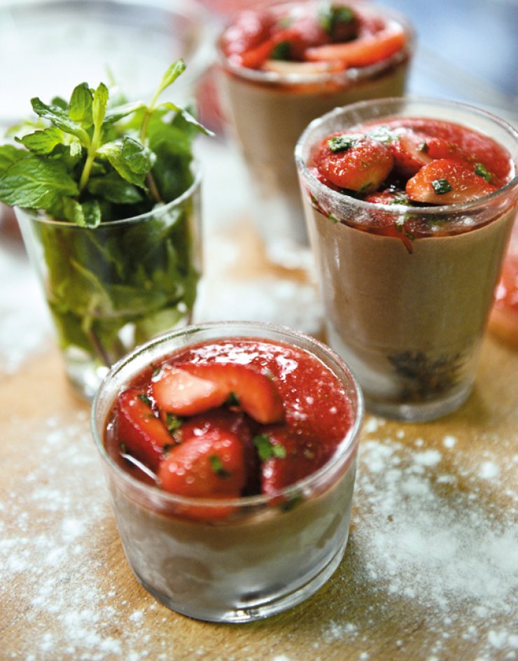 Σοκολατένιο cheesecake σε ποτήρι με σάλτσα φράουλας