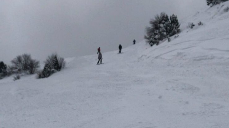 Νεαρή Κύπρια socialite έκανε σκι στο χιονισμένο Τρόοδος και μας άφησε άφωνους με τις δεξιότητές της! [βίντεο]