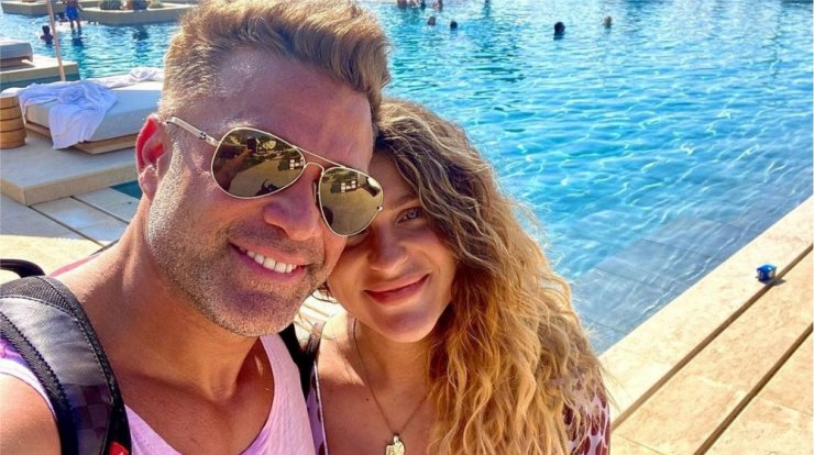 Κώστας Σόμμερ: Λίγο πριν γίνει πατέρας μοιράζει τα φιλιά του στη φουσκωμένη κοιλίτσα της συντρόφου του [βίντεο]