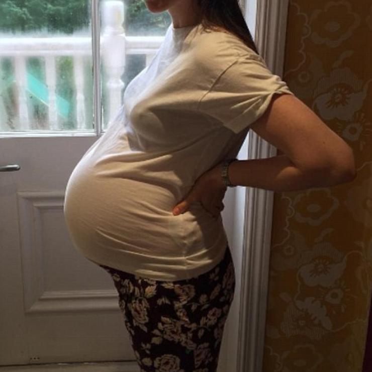 Γνωστή τραγουδίστρια με φουσκωμένη κοιλίτσα λίγο πριν γεννήσει!