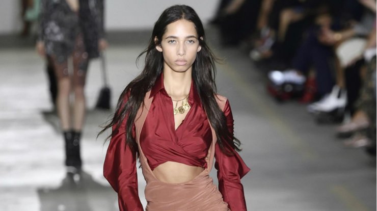 Sophisticated look με λευκό παντελόνι