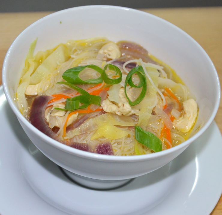 Σούπα με Νουντλς ρυζιού, κοτόπουλο και λαχανικά