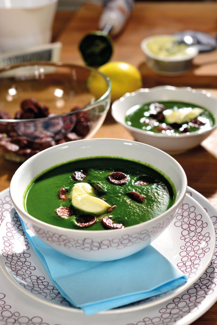 Σούπα βελουτέ με σπανάκι και σουτζούκι