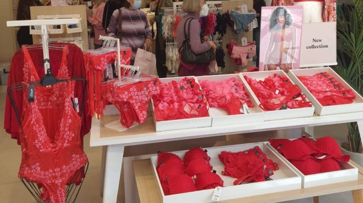 ETAM: Για δεύτερη συνεχόμενη χρονιά τίμησε την ημέρα της γυναίκας προσφέροντας δωρεάν σουτιέν