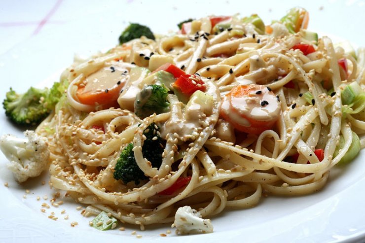 Σπαγγέτι με Λαχανικά, Σησάμι και Ταχίνι