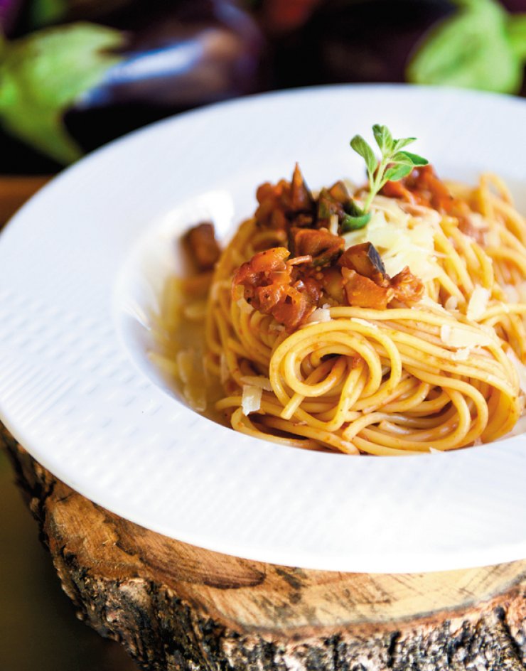 Σπαγγέτι με κομμάτια μελιτζάνας, σάλτσα τομάτα και τριμμένη παρμεζάνα