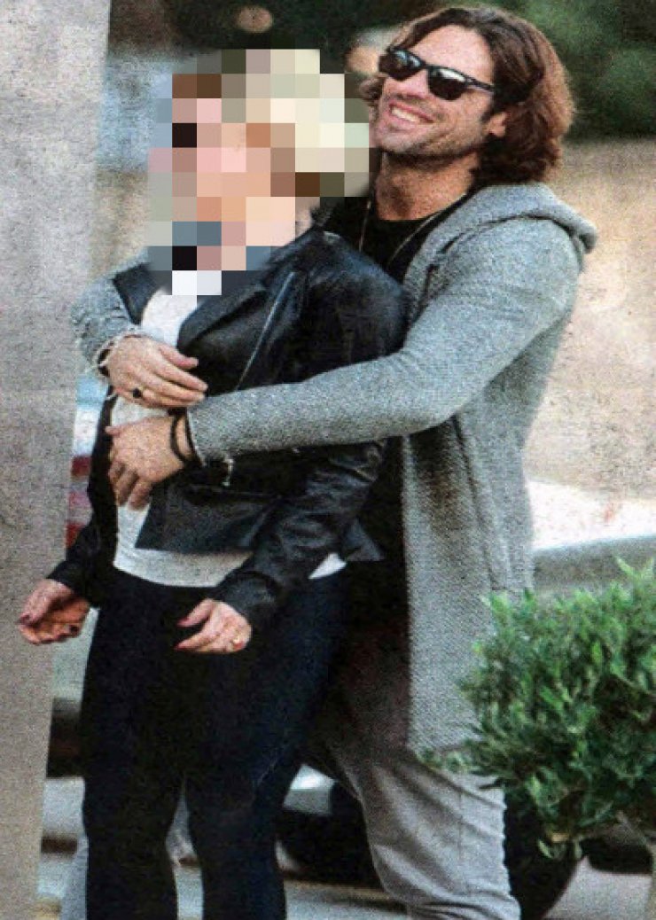 Γιάννης Σπαλιάρας: Καυτά φιλιά στη μέση του δρόμου με τη...
