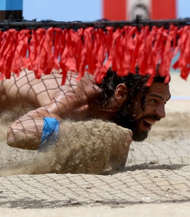 "Survivor": Το φιλί του Σπαλιάρα στην Ελισάβετ που "έριξε" το διαδίκτυο!