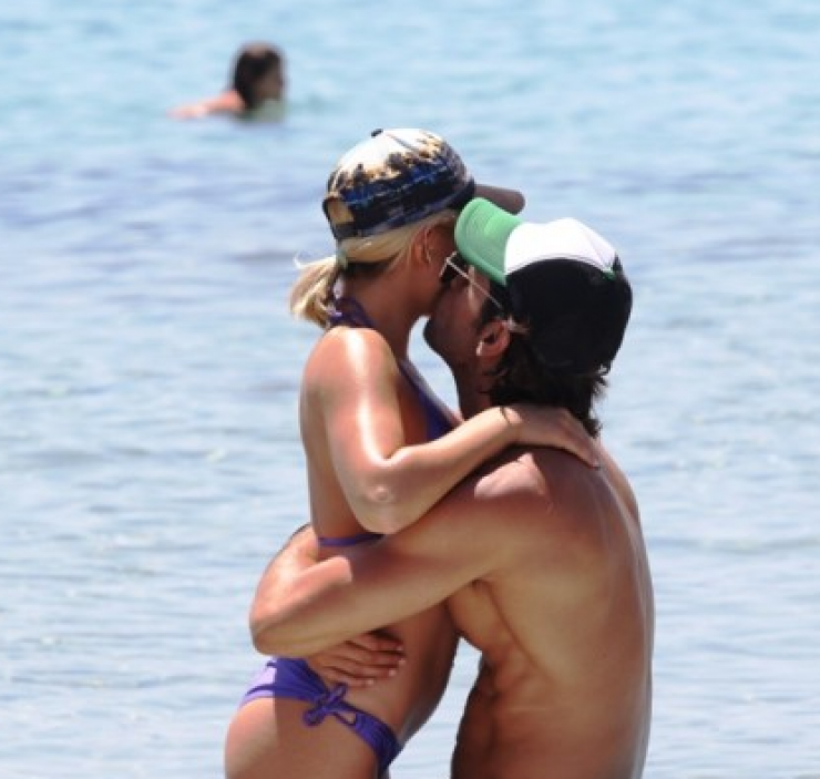 Επώνυμος Κύπριος ανεβαίνει τα σκαλιά της εκκλησίας μετά την επανασύνδεση με τη σύντροφό του!