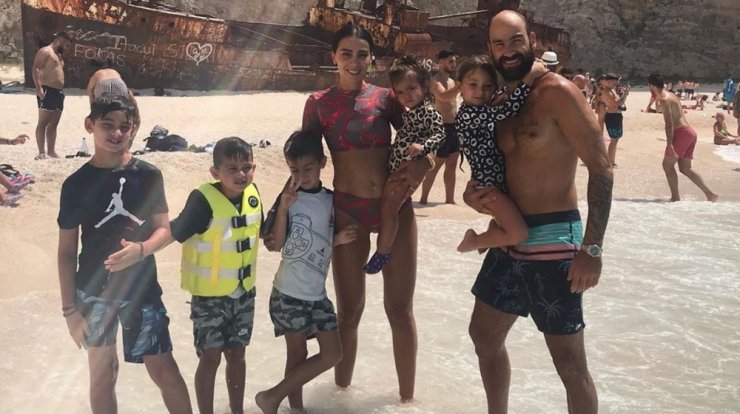 "Σύσσωμη" στην παραλία για τις πρώτες τους βουτιές η οικογένεια Σπανούλη [εικόνες]