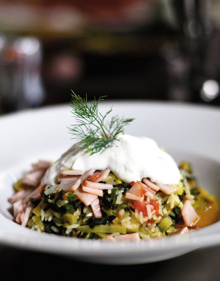 Σπανακόρυζο με τομάτα και γιαούρτι σε βαθύ τηγάνι 