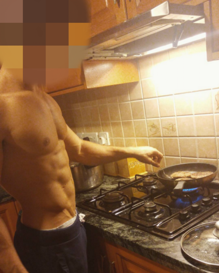 Ο διαγωνιζόμενος των Mr. Cyprus μαγειρεύει ημίγυμνος και “κολάζει” το διαδίκτυο!