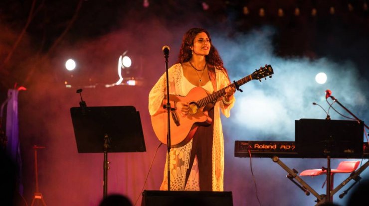 Μαρίνα Σπανού: Η νεαρή τραγουδίστρια που θα βρεθεί στη σκηνή των 18ων βραβείων Madame Figaro 